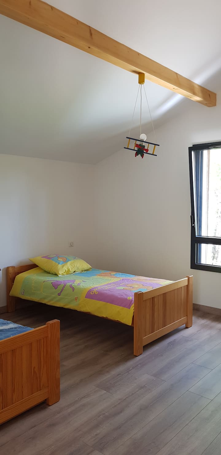 CH2 no piso superior
2 camas + 1 trundle
Ar condicionado