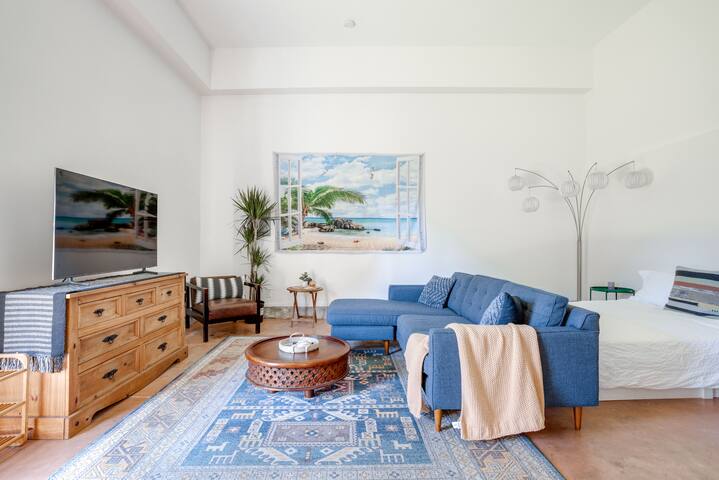 Fabulous for families & business 5/3 + 1/1 studio gallery image 4