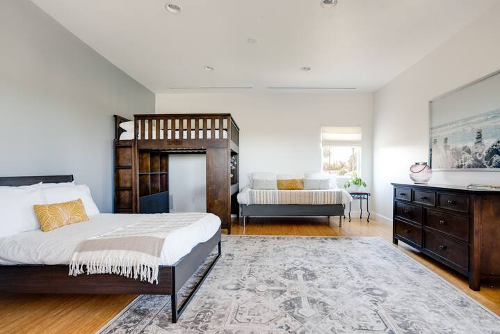 Fabulous for families & business 5/3 + 1/1 studio gallery image 5