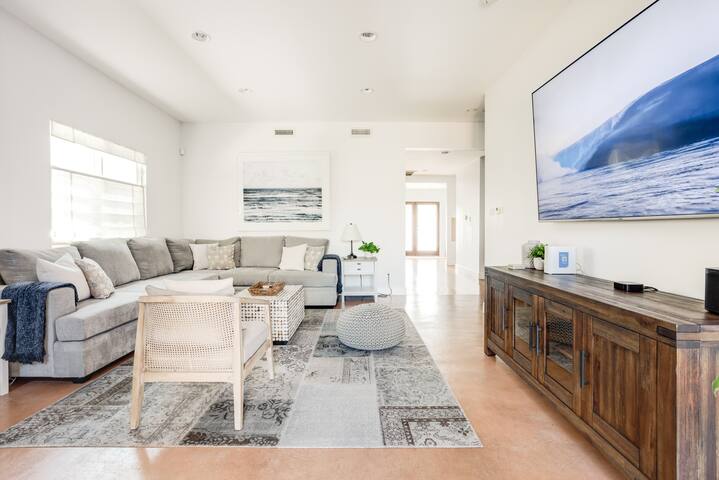 Fabulous for families & business 5/3 + 1/1 studio gallery image 3