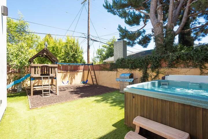 Fabulous for families & business 5/3 + 1/1 studio gallery image 2