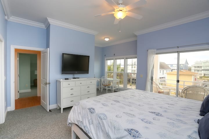 ห้องนอนใหญ่กว้างขวางพร้อมวิวคลองและเตียงคิงไซส์ที่สะดวกสบาย!