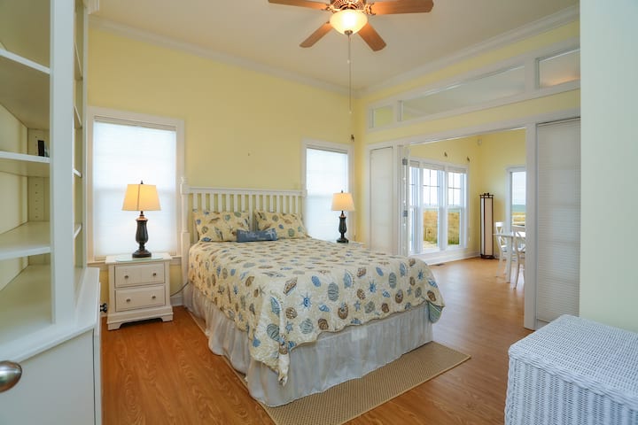 ห้องนอนผู้เข้าพักพร้อมวิวทะเลและเตียงควีนไซส์