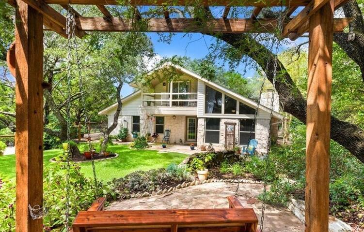 House on an Acre: Austin Hideaway with Hot Tub