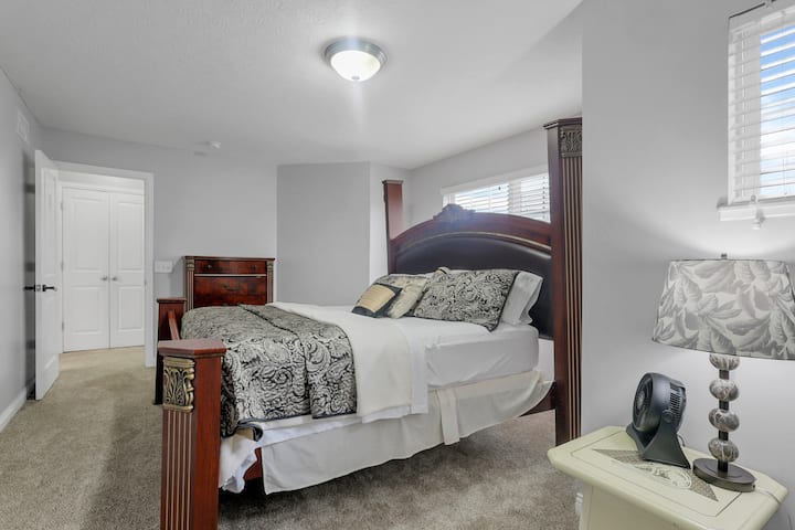 Schlafzimmer 2 mit Kingsize-Doppelbett