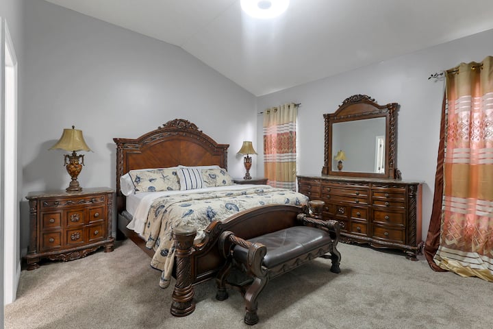 Hauptschlafzimmer mit Kingsize-Bett