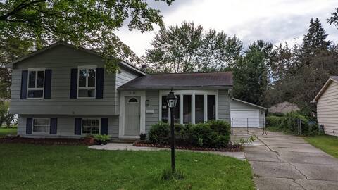 Cozy 3 bedroom house. Very close to DTW airport.
