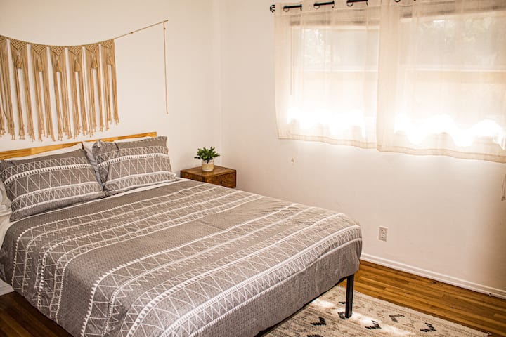 Dormitorio 3: cama tamaño queen.