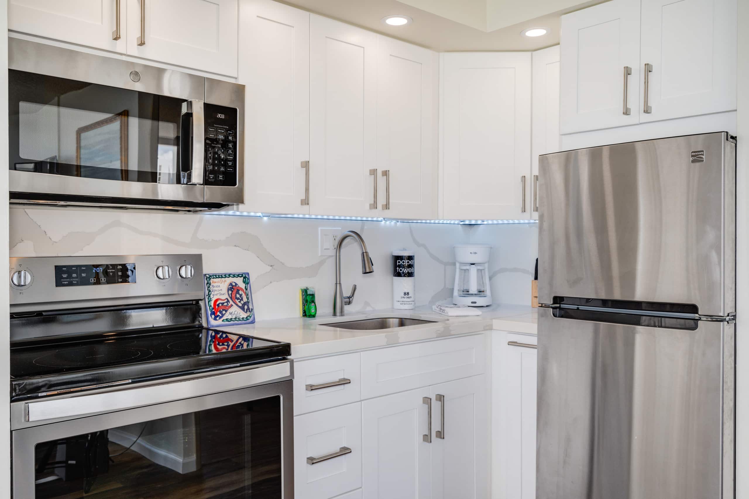 Condo in Honolulu · ★4.59 · 1 bedroom · 2 beds · 1 private bath - Image 11