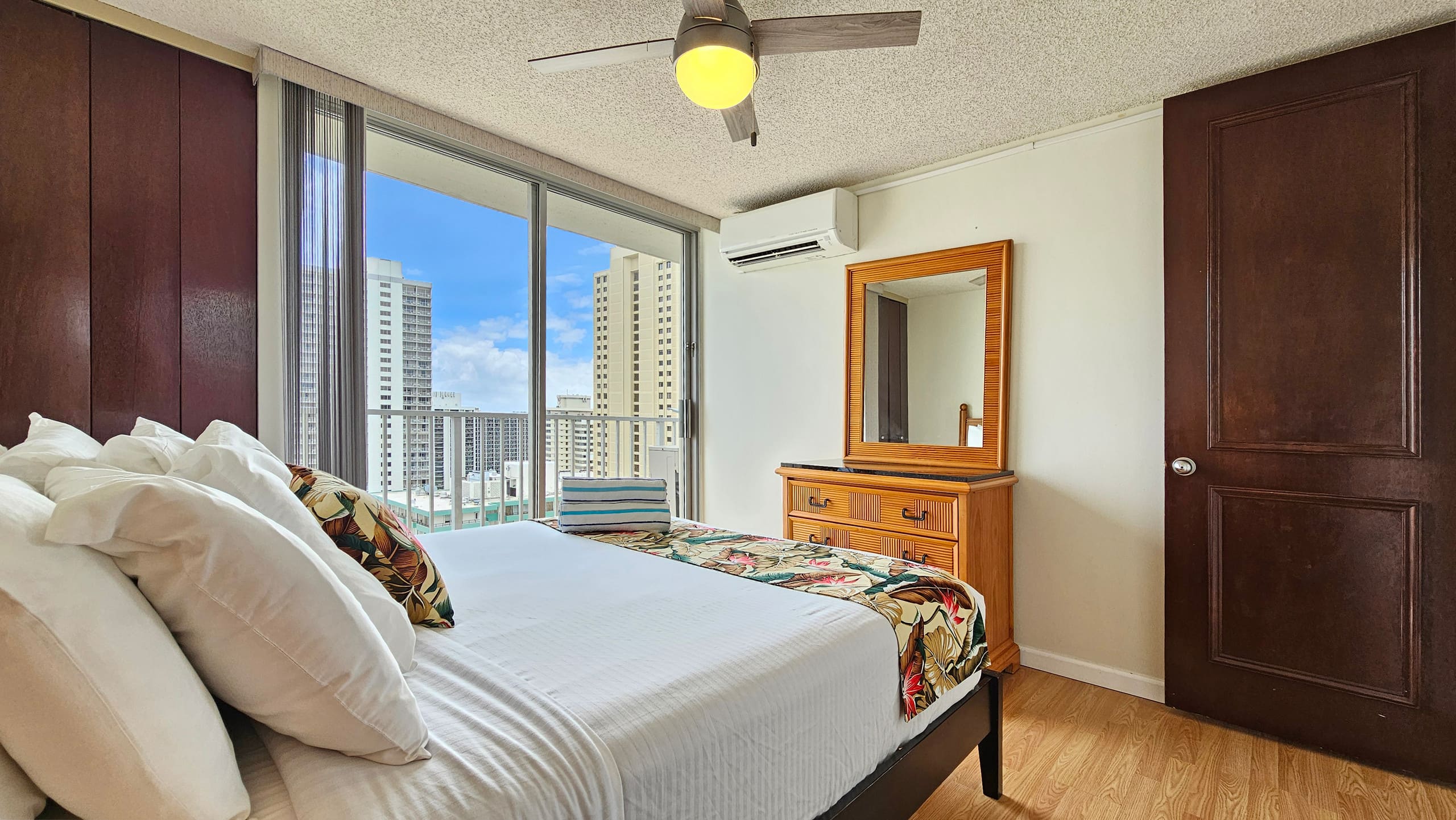 Condo in Honolulu · ★4.59 · 1 bedroom · 2 beds · 1 private bath - Image 18