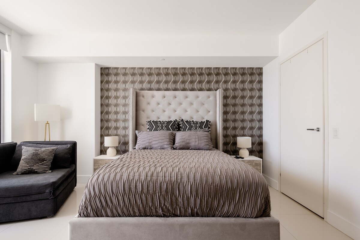 1 cama tamaño queen y 1 sofá cama. 