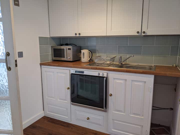 The Annex, A Lovely Studio Apartment With Queen Sized Bed,  Separate Kitchen, Shower Room, Own Outdoor Space And Free Off Street Parking. - Barnet