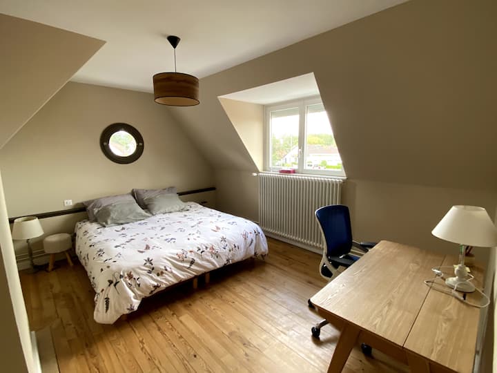 De beige slaapkamer met een bureau 