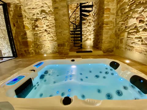 LUXURY SUITE WITH JACUZZI