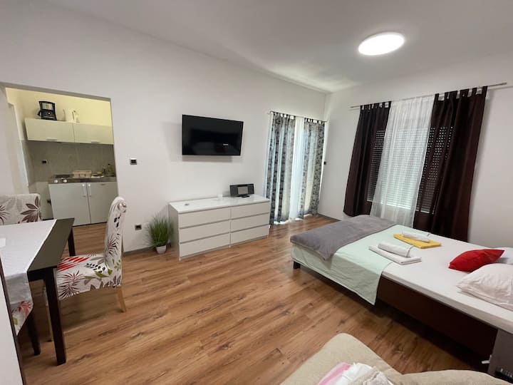 Studio Estera No3, 2+1,free Parking(1 Car),wi-fi - Podstrana