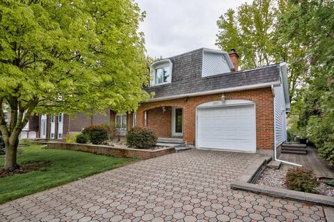 Cheerful 4 bedroom cozy home with fireplace