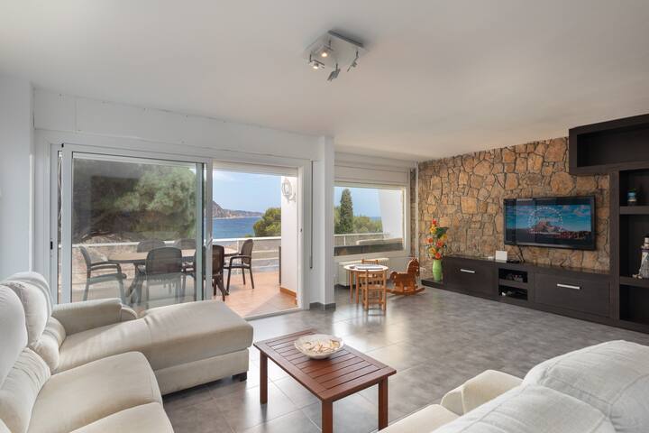 Apartment with sea views in Cala Salions gallery image 5