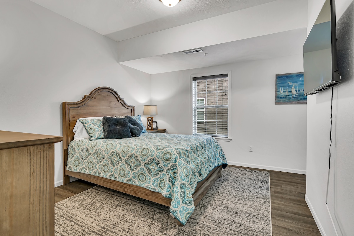 Спална соба бр. 3 Оваа брачна спална соба се наоѓа на долниот дел од скалите десно.  Ја дели бањата на Џек и Џил со другата брачна соба. Одлична големина на соба со телевизор, гардеробер и многу простор. 