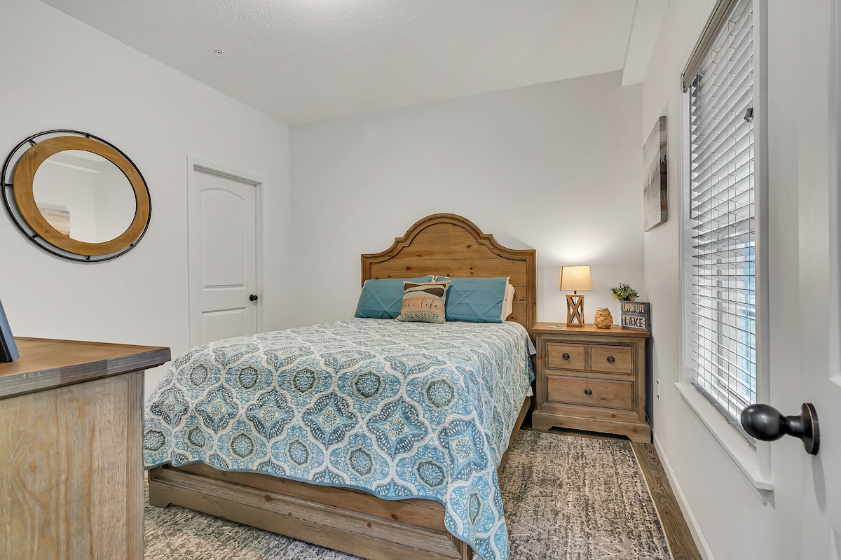 Во спалната соба бр. 2 има доволно простор во оваа брачна спална соба која се наоѓа на долниот кат од куќата. Ја дели бањата со другата брачна спална соба. 