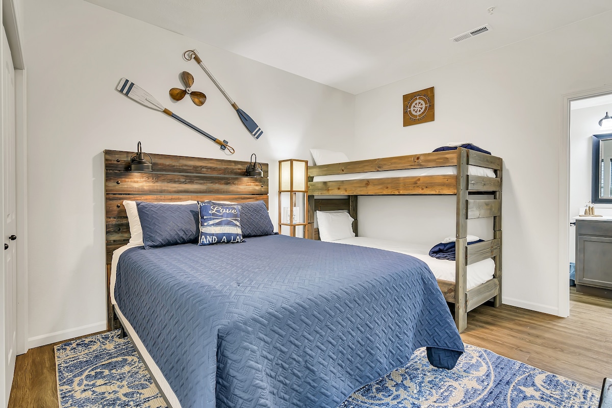 Спална соба бр. 4 Оваа соба на спрат има брачен кревет (широк 150-179 см) и двокреветни кревети, телевизор, XBOX 360, Wii за деца. Исто така, има сопствена приватна бања и голем плакар. Сѐ што му треба на едно семејство за децата. 