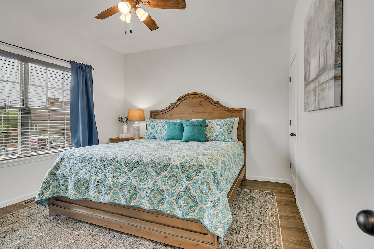 Спална соба бр. 1 Главната спална соба со брачен кревет се наоѓа на главниот кат. Има плакар, телевизор, одличен гардеробер. Оваа главна спална соба има бања која е заедничка со гостинот во дневната соба, но може да се затвори за приватна употреба. 