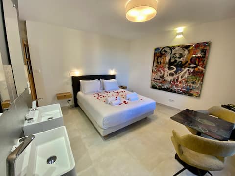 LUXURY GRAFFITI SUITE WITH INDOOR HOT TUB