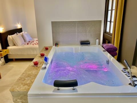 LUXURY SUITE GRAFFITI INDOOR SPA