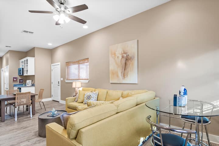 Cozy 2 Bedroom Condo I Steps To Beach & Grill - Port Aransas, TX