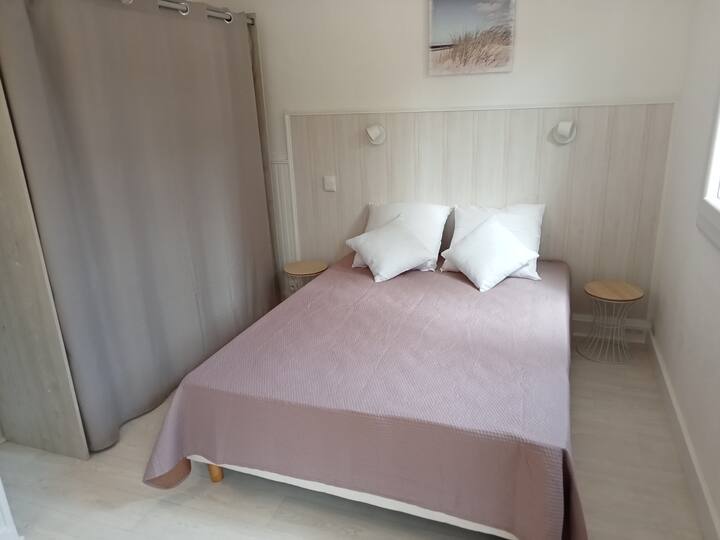 Chumba cha kulala chini, 10 m2, kitanda cha 140