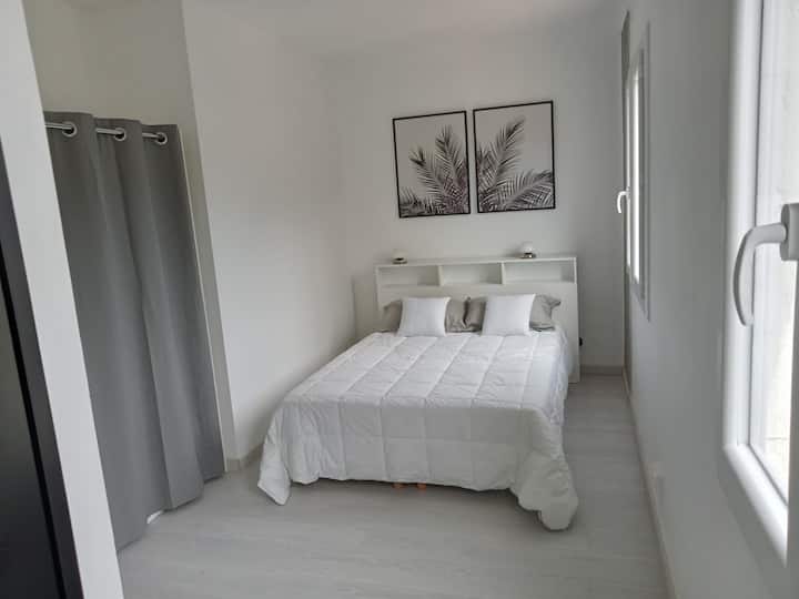 Chumba cha kulala kutoka juu, 13 m2 , kitanda katika 140