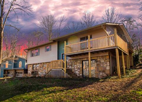 2 Spacious Homes (6BRs, sleeps 16) near Knoxville