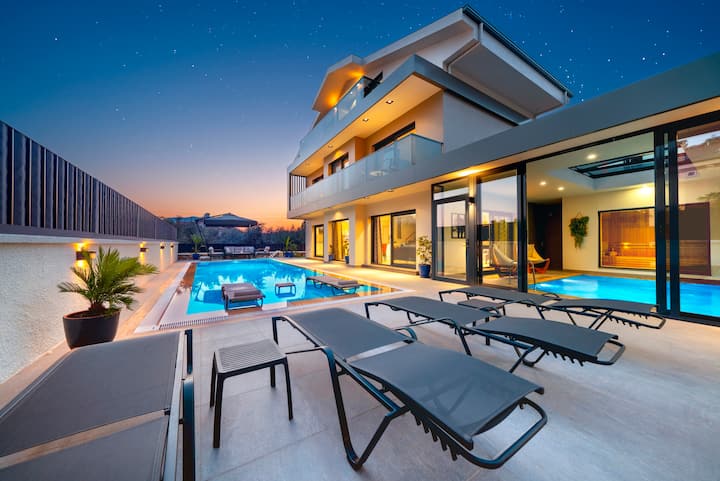 Villa With Heated Indoor Pool & Sauna In Ölüdeniz