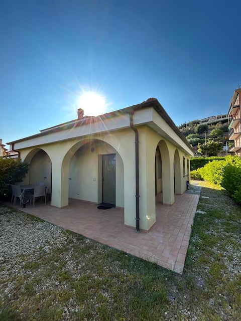 Mauro's house - Sea and bike path within walking distance