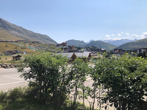 Successful Airbnb property: 2-bedroom apartment for 4/5 people at the foot of the slopes, mountain view in Huez