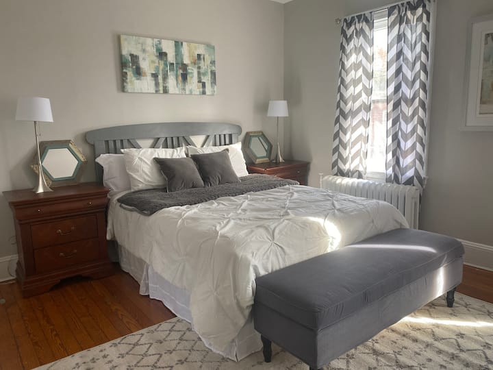 ห้องนอนใหญ่พร้อมเตียงควีนไซส์