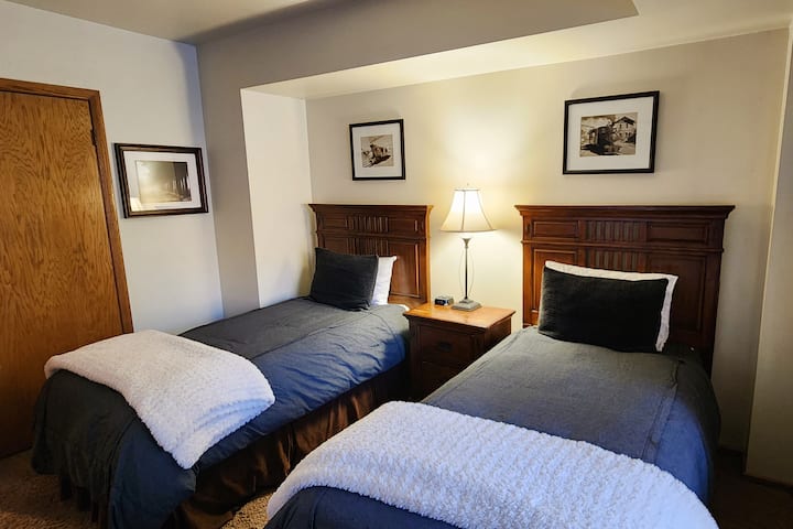 2nd Bedroom - 2 twins (can be converted to very comfortable king, small fee), Flat panel