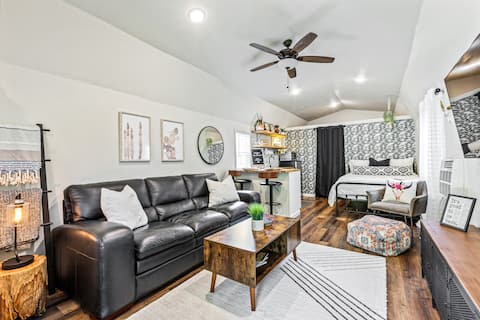 Cute & Cozy Tiny House Minutes to Downtown Waco!