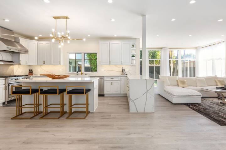 Cloverdale Villa – Charming Miracle Mile Mansion gallery image 2