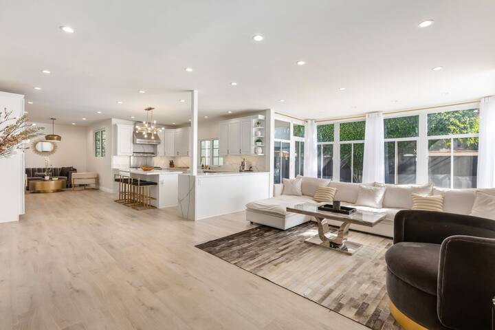 Cloverdale Villa – Charming Miracle Mile Mansion gallery image 5