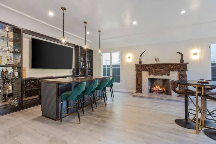 Cloverdale Villa – Charming Miracle Mile Mansion gallery image 4