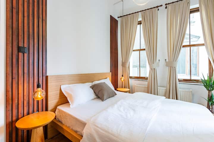 La segunda habitación con sus tonos blancos y muebles modernos te hará sentir en paz. Tres ventanas en la habitación permiten dejar entrar la luz del sol.