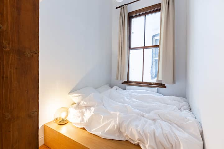 La última habitación estaba diseñada con el objetivo de obtener el máximo beneficio de una pequeña área. Una cama de tamaño 140X180 que se colocó en una plataforma de madera te ofrece un área cómoda.