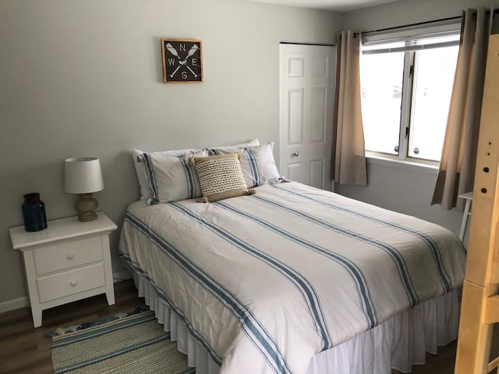 El dormitorio #2 tiene una cama tamaño queen y literas para niños.