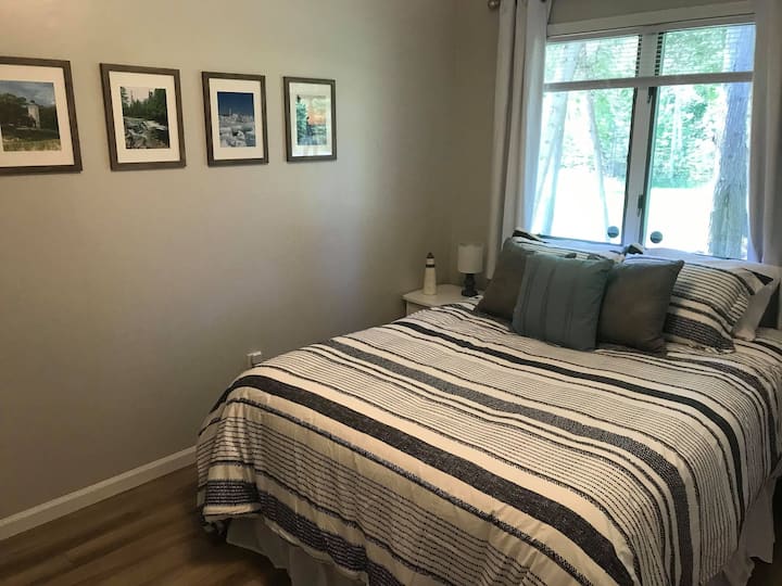 El dormitorio #3 tiene una cama queen y espacio para un paquete y juego.