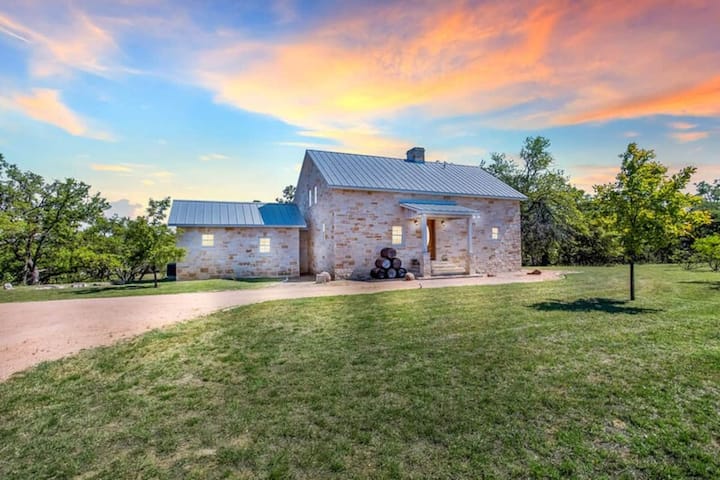 Texas Hill Country Lodge Close To Main St W/ Private Hot Tub - Fredericksburg, TX