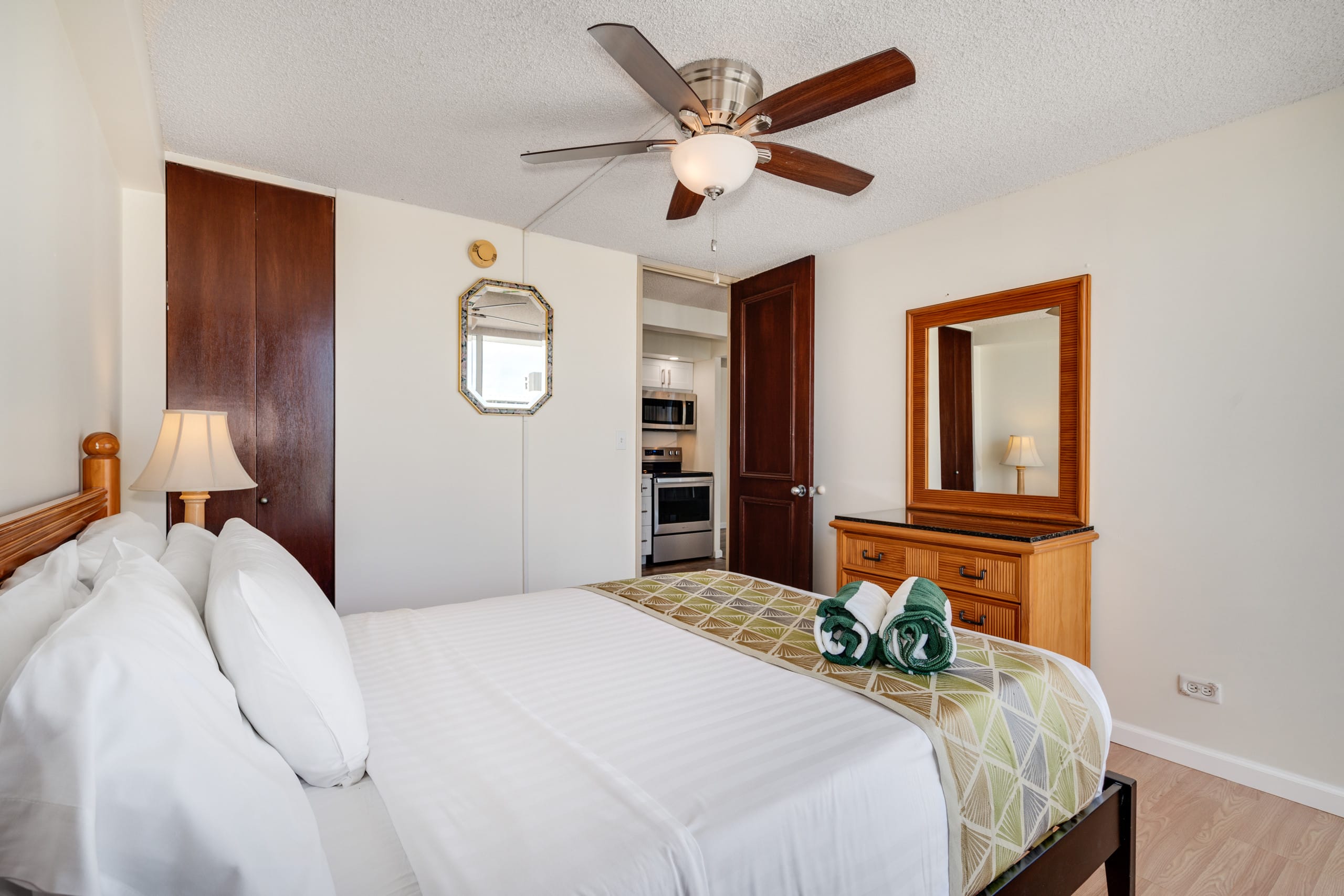Condo in Honolulu · ★4.66 · 1 bedroom · 2 beds · 1 private bath - Image 15
