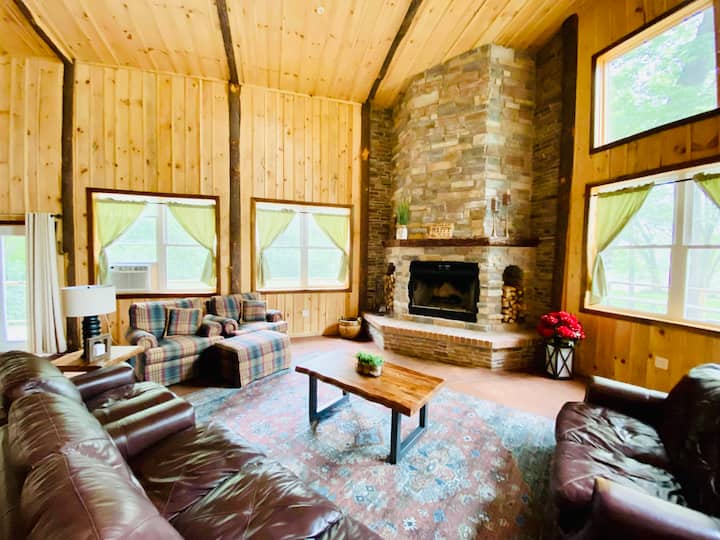 MASSIVE 5 BED WATERFRONT COZY CABIN GETAWAY! Cabins for Rent in Dixon