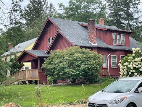 Spacious 4 Br+ house in the heart of Berkshires