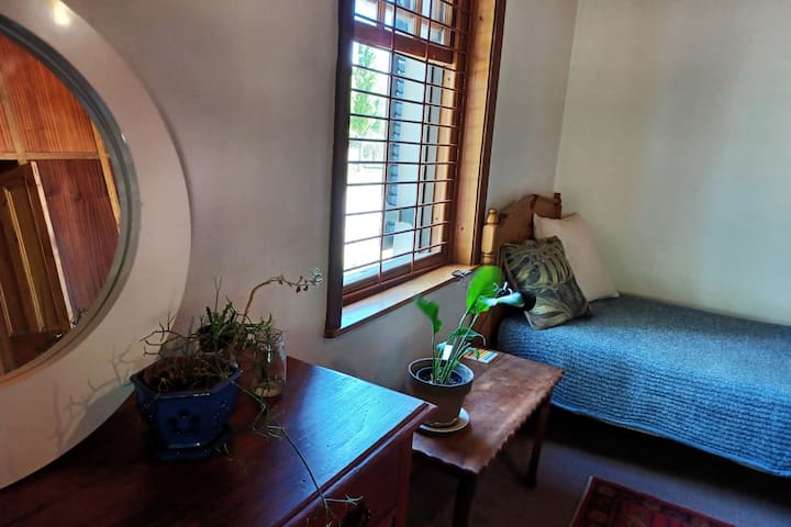 Blues i dhomës së gjumit: Dhoma e gjumit e 2-të, e cila është vetëm jashtë kalimit; ka edhe një krevat të tretë tek në hapësirën e ndenjjes, i cili mund të zhvendoset lehtësisht në studim për privatësi nëse kërkohet