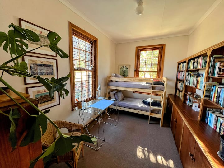 Ka një krevat marinari prej druri në dhomën e studimit/dhomës së tretë të gjumit. Ka vetëm një krevat dopio (siç shihet këtu) gjatë ekskursioneve në Compassberg Camino në sezon.